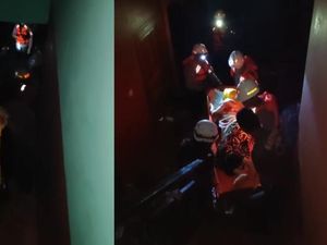 Momen Dramatis Ibu Hamil Terjebak Banjir Bandang Garut