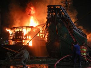 Tengah Bersandar di Pelabuhan Kalimas, Kapal Kargo Hangus Terbakar Tengah Bersandar di Pelabuhan Kalimas, Kapal Kargo Hangus Terbakar