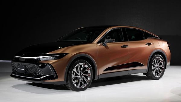 Mobil Pejabat Tak Harus Sedan! Toyota Luncurkan Crown Crossover