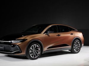 Mobil Pejabat Tak Harus Sedan! Toyota Luncurkan Crown Crossover