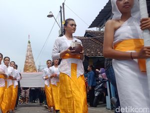 Mengarak Gunungan Lumpia Duleg dalam Kirab Cethik Geni di Klaten