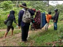 Akses Jalan Rusak Parah, Warga di Polman Dipikul 12 Km ke Puskesmas