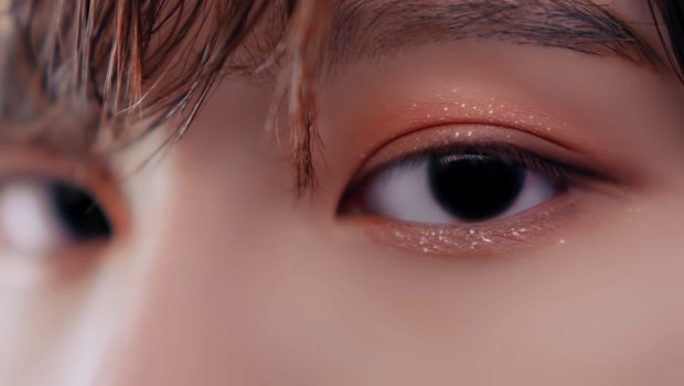 Warna koral juga menjadi warna ikon untuk Korean makeup, seperti yang digunakan Kim Woo Seok untuk riasan matanya/twitter.com/kpopmakeuplooks Selain warna peach dan pink, warna koral juga menjadi salah satu inti dari Korean makeup. Beberapa idol juga pernah mengenakan makeup dengan warna koral untuk tampilan yang lebih fresh.