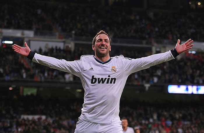 MADRID, SPAIN - MARCH 07:  Klaas Jan Huntelaar of Real Madrid celebrates his goal against Atletico de Madrid during the Liga match between Real Madrid and Atletico de Madrid at the Santiago Bernabeu stadium on March 7, 2009 in Madrid, Spain  (Photo by Alberto Sereno/Real Madrid via Getty Images)