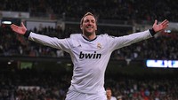 Gonzalo Higuian ada di nomor 9, dibeli seharga 12 juta Euro dari River Plate dari tahun 2007 lalu cabut di 2013 seharga 12 juta Euro. Higuain kemas 121 gol dari 264 penampilan, raih tiga titel Laliga dan dua kali Piala Super Spanyol (Getty Images)
