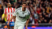 Di nomor 6 ada Klaas-Jan Huntelaar dibeli dari Ajax seharga 27 juta Euro di tahun 2009. Striker asal Belanda itu cuma bertahan enam bulan lalu dijual ke Milan (Getty Images)