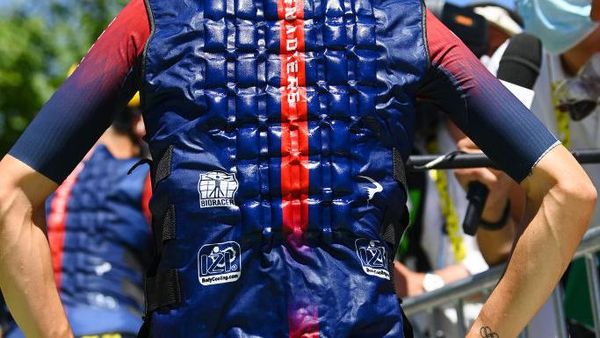 Trik Pebalap TDF Melawan Panas, dari Es Balok hingga Rompi Pendingin