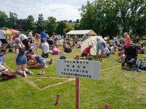 Unik-unik! Ratusan Orang Ikut Lomba Cari Cacing di Inggris