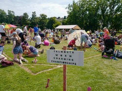 Unik-unik! Ratusan Orang Ikut Lomba Cari Cacing di Inggris
