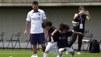 Lionel Messi melihat anak-anak bermain selama pelajaran sepak bola PSG.