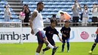 Neymar bermain dengan anak-anak selama pelajaran sepak bola PSG.