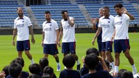 Pemain sepak bola Paris Saint-Germain, dari kiri, Sergio Ramos, Lionel Messi, Neymar, pelatih Christophe Galtier, Kylian Mbappe dan Marquinhos bertemu anak-anak selama pelajaran sepak bola PSG Senin, (18/7/2022), di Tokyo.