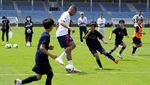Aksi Messi hingga Neymar Latih Anak-anak Jepang Bermain Bola