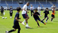 Kylian Mbappe bermain dengan anak-anak selama pelajaran sepak bola PSG.
