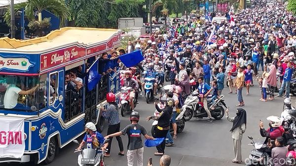 Momen Aremania Antar Singo Edan Kembali ke Kandang