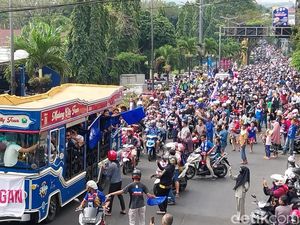 Momen Aremania Antar Singo Edan Kembali ke Kandang Momen Aremania Antar Singo Edan Kembali ke Kandang