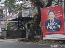 Satpol PP Kota Malang Copot Baliho Erick Thohir Capres 2024