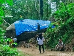 Batu Raksasa yang Halangi Akses Jalan Desa di Ciamis Diledakkan