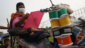 Sosok Inspiratif Penjual Layangan di Tengah Keterbatasan