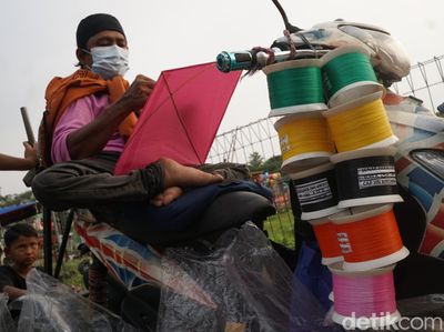 Sosok Inspiratif Penjual Layangan di Tengah Keterbatasan