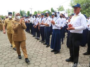 Pesan Bupati Ipuk Saat Tinjau MPLS di SMK Negeri 1 Glagah