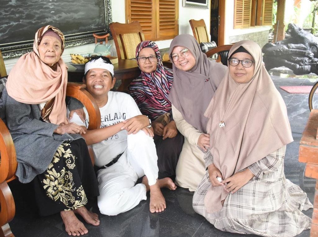Cerita Nenek 82 Tahun dari Garut yang Akhirnya Bertemu Dedi Mulyadi Cerita Nenek 82 Tahun dari Garut yang Akhirnya Bertemu Dedi Mulyadi