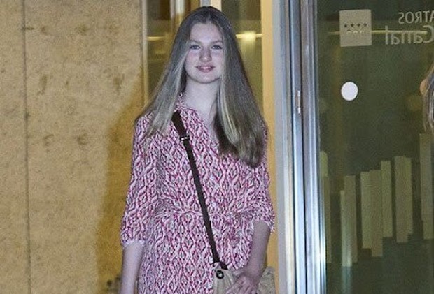 dress santai Putri Leonor/Foto: newmyroyals.com Penampilan Putri Leonor saat menonton pertunjukan