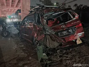 Ini Foto-foto Tabrakan Maut Truk Pertamina di Cibubur Ini Foto-foto Tabrakan Maut Truk Pertamina di Cibubur