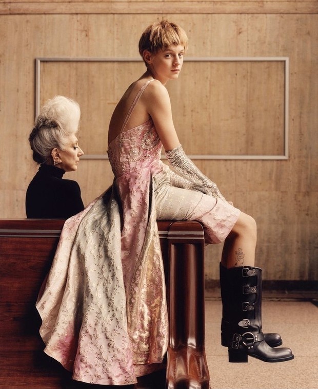 Foto: instagram.com/voguemagazine/Jamie Hawkesworth Emma Corrin mengenakan gaun Marni, Vogue Agustus 2022/