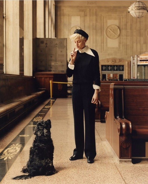 Foto: instagram.com/voguemagazine/Jamie Hawkesworth Emma Corrin mengenakan outfit dari The Row, photoshoot bersama anjingnya, Spencer/