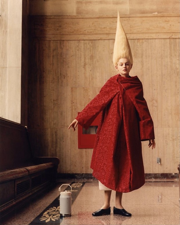 Foto: instagram.com/voguemagazine/Jamie Hawkesworth Emma Corrin dalam outfit Comme des Garçon/