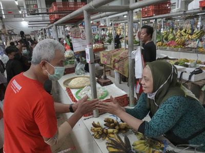 Berkaos Merah, Gubernur Ganjar Cek Harga Sembako di Banyumas