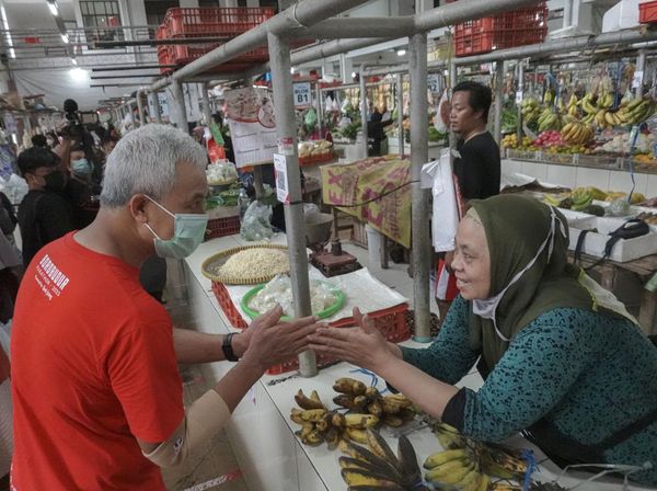 Berkaos Merah, Gubernur Ganjar Cek Harga Sembako di Banyumas