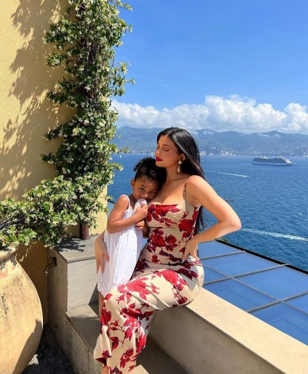 Gaya pola asuh Kylie Jenner