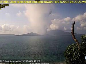 Anak Krakatau Kembali Erupsi, Tinggi Kolom Abu Capai 2 Km Anak Krakatau Kembali Erupsi, Tinggi Kolom Abu Capai 2 Km