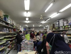 Hari Pertama Sekolah, Toko Alat Tulis di Sukabumi Diserbu Ortu Siswa