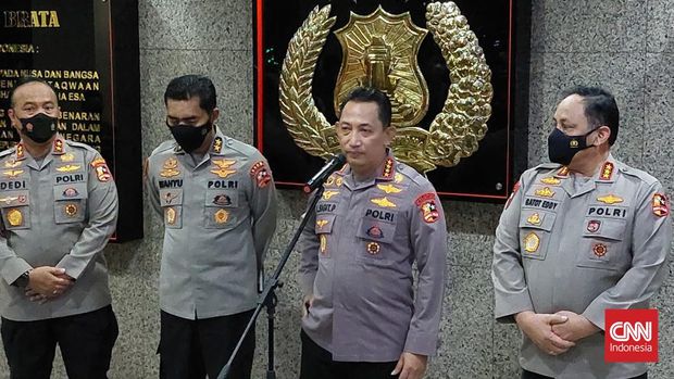 Kapolri Jenderal Pol Listyo Sigit Prabowo (kedua dari kanan) didampingi Wakapolri Komjen Pol Gatot Eddy Pramono (kanan) saat mengumumkan penonaktifan Irjen Pol Ferdy Sambo dari jabatan Kadiv Propam terkait pengusutan penembakan Brigadir J, Mabes Polri, Jakarta Selatan, 18 Juli 2022.