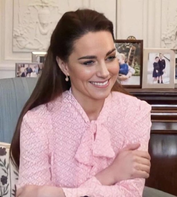 Kate dengan blus boden merah muda pada Hari Perempuan Internasional/ foto: twitter.com/ @purrfectlight Kate dengan blus boden merah muda pada Hari Perempuan Internasional/ foto: twitter.com/ @purrfectlight