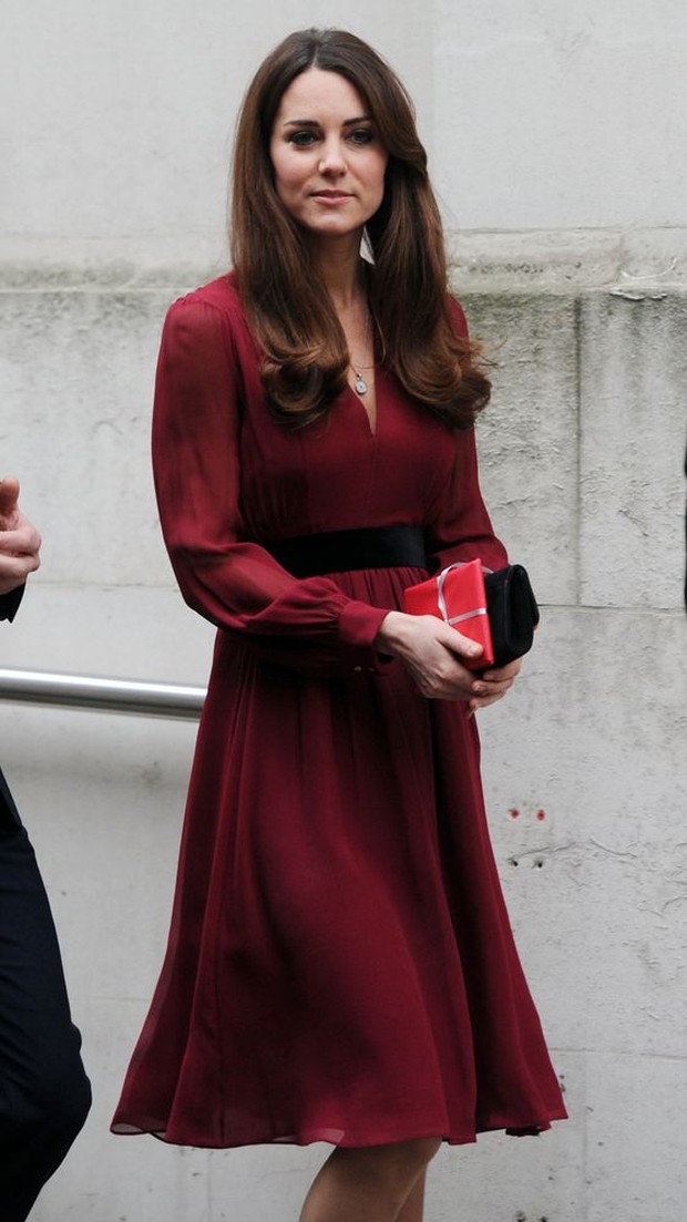 Kate dengan gaun sifon merah anggur pada pemotretan resmi pertama/ foto: pinterest.com/ @thehuffingtonpostuk Kate dengan gaun sifon merah anggur pada pemotretan resmi pertama/ foto: pinterest.com/ @thehuffingtonpostuk