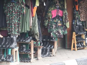 Cerita Pedagang Atribut Militer di Kawasan Cikudapateuh Bandung