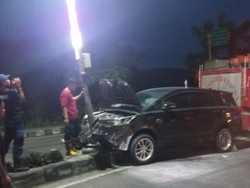 Mobil Kadis Kominfo Sidrap Tabrak Tiang Lampu di Parepare, Penumpang Selamat