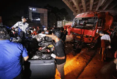 Korban-Kendaraan Kecelakaan Truk Maut Pertamina Mulai Dievakuasi