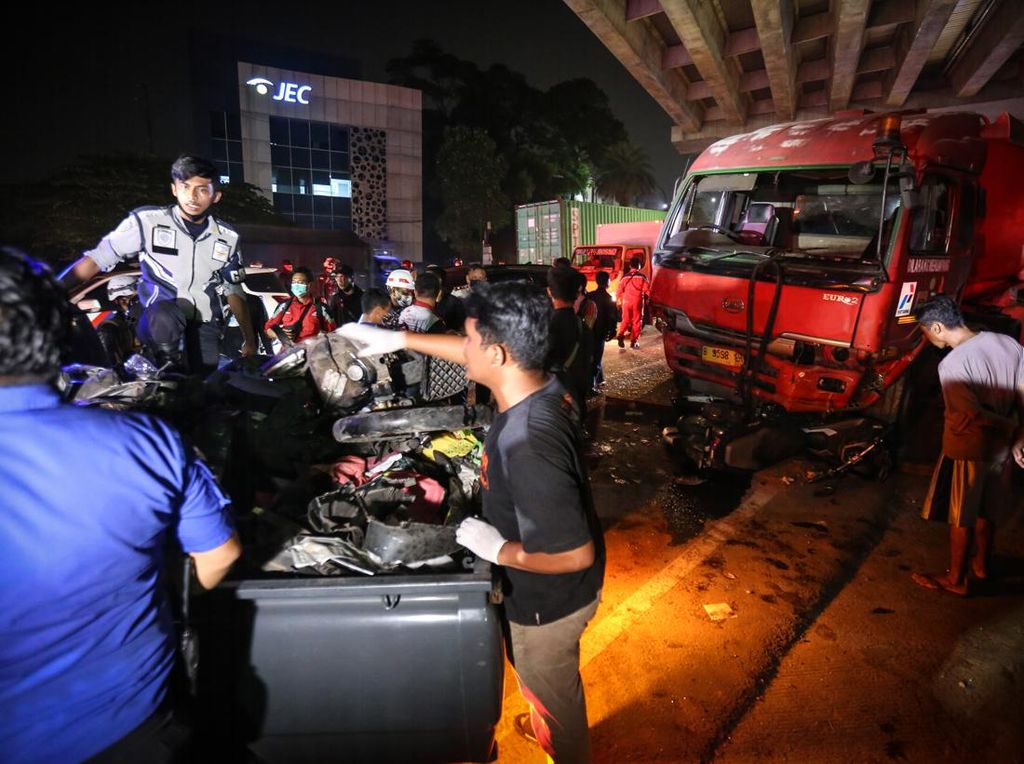 Fakta-fakta 10 Orang Tewas Diseruduk Truk Pertamina di Cibubur Fakta-fakta 10 Orang Tewas Diseruduk Truk Pertamina di Cibubur