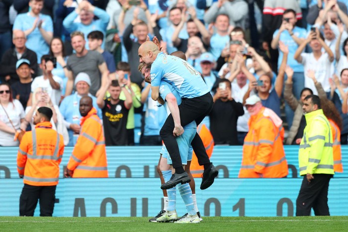 MANCHESTER, ENGLAND - MAY 22: Pep Guardiola celebrates with Kevin De Bruyne of Manchester City after their side finished the season as Premier League champions during the Premier League match between Manchester City and Aston Villa at Etihad Stadium on May 22, 2022 in Manchester, England. (Photo by Lynne Cameron - Manchester City/Manchester City FC via Getty Images)