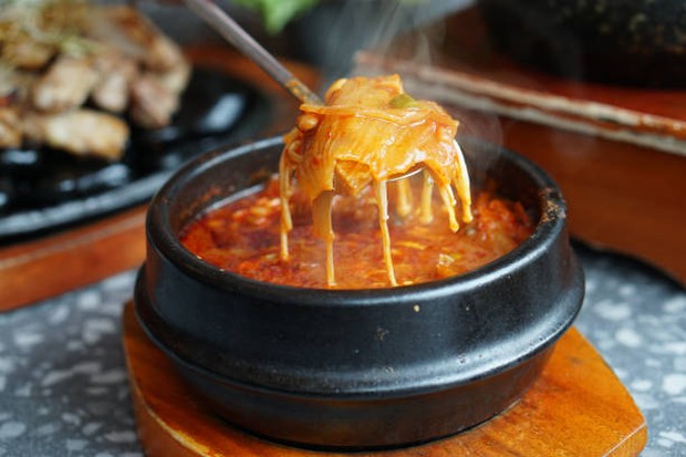 Kimchi jjigae merupakan makanan pokok yang disebut juga sebagai kimchi stew dan sup kimchi.