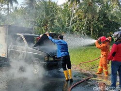 Diduga Korsleting, Mobil Boks di Kulon Progo Terbakar hingga Hangus!