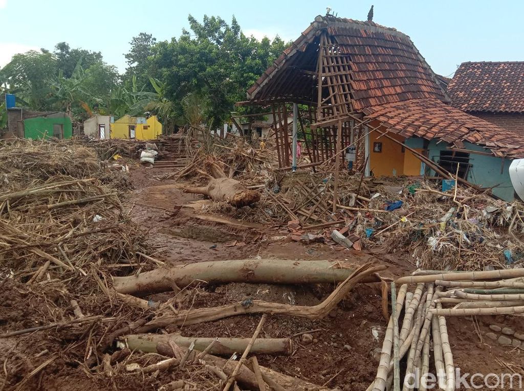 Penampakan Tumpukan Sampah Dampak Banjir Bandang di Margoyoso Pati