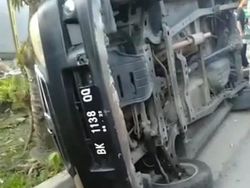 Detik-detik Mobil Polisi Digulingkan Warga Saat Gerebek Tersangka Narkoba