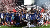 Sejumlah pesepak bola Arema FC berselebrasi saat penyerahan piala usai mengalahkan Borneo FC dalam leg kedua final Piala Presiden 2022.