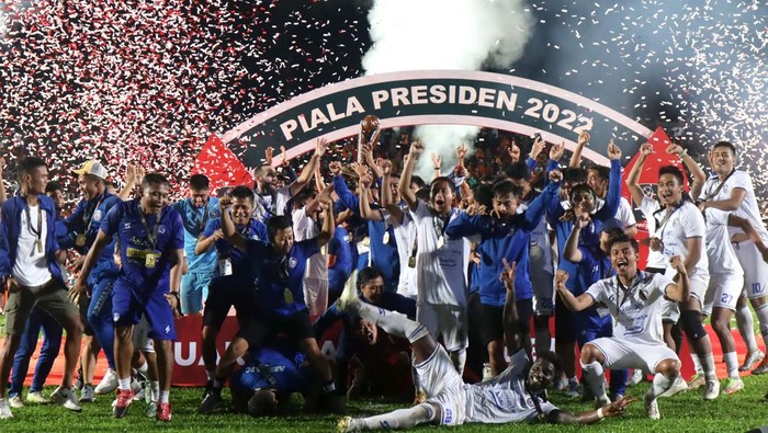 Sejumlah pesepak bola Arema FC berselebrasi saat penyerahan piala usai mengalahkan Borneo FC dalam leg kedua final Piala Presiden 2022 di Stadion Segiri, Samarinda, Kalimantan Timur, Minggu (17/7/2022). Arema FC berhasil menjadi juara Piala Presiden 2022 setelah menang dengan aggregat 1-0 atas Borneo FC. ANTARA FOTO/ Sahid Setiawan/wpa